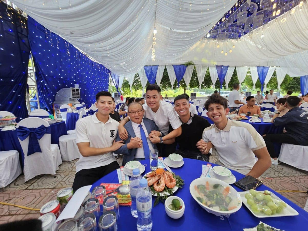 HLV Park Hang Seo v&agrave; loạt bữa ăn ngập m&oacute;n Việt- Ảnh 7.