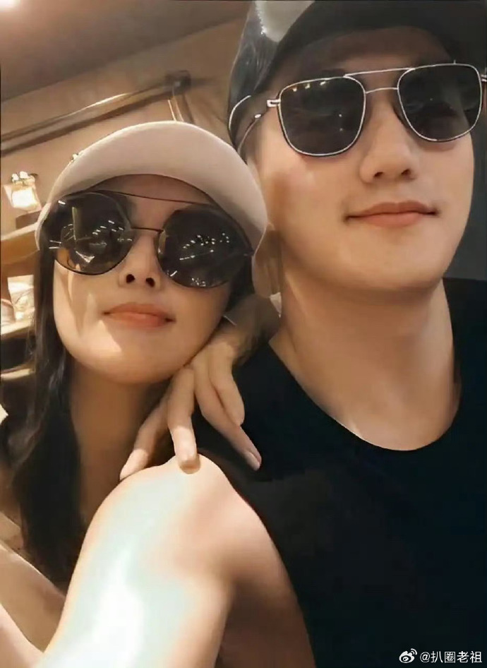 "T&oacute;m gọn" mỹ nh&acirc;n showbiz d&aacute;t đồ hiệu, c&ugrave;ng chồng sĩ quan đặc c&ocirc;ng đi sắm &ocirc;t&ocirc; mới hơn nửa tỷ đồng- Ảnh 3.