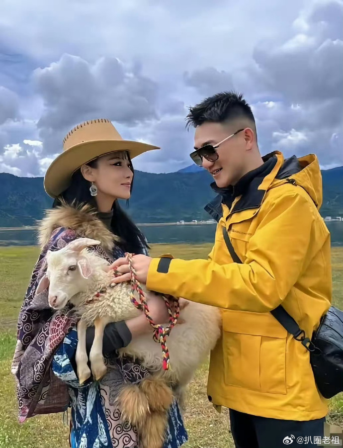 "T&oacute;m gọn" mỹ nh&acirc;n showbiz d&aacute;t đồ hiệu, c&ugrave;ng chồng sĩ quan đặc c&ocirc;ng đi sắm &ocirc;t&ocirc; mới hơn nửa tỷ đồng- Ảnh 4.