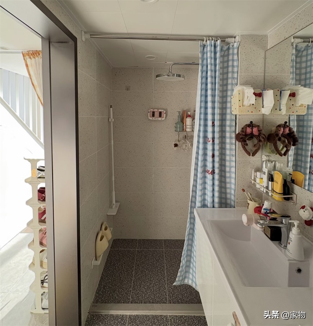 Căn hộ 35m&sup2; g&acirc;y sốt v&igrave; tận dụng trần cao 4,3m l&agrave;m g&aacute;c lửng: Nh&igrave;n cửa sổ kịch trần mới hiểu v&igrave; sao nh&agrave; nhỏ vẫn tho&aacute;ng- Ảnh 6.