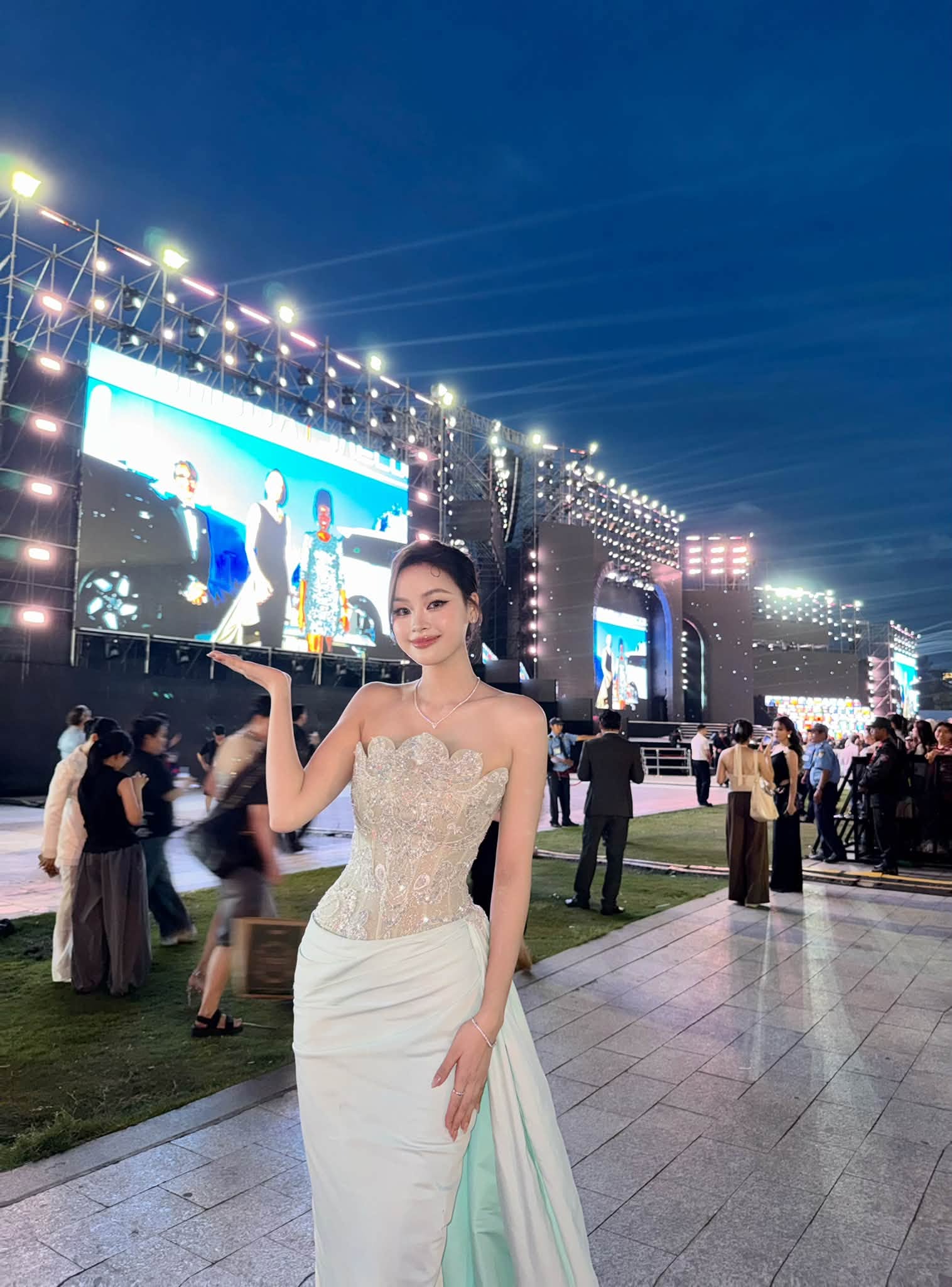 Thảm xanh Miss World 2026: Đỗ Mỹ Linh kh&iacute; chất ngời ngời đọ sắc Lương Thuỳ Linh, Tiểu Vy xuất hiện như nữ thần - Ảnh 6.
