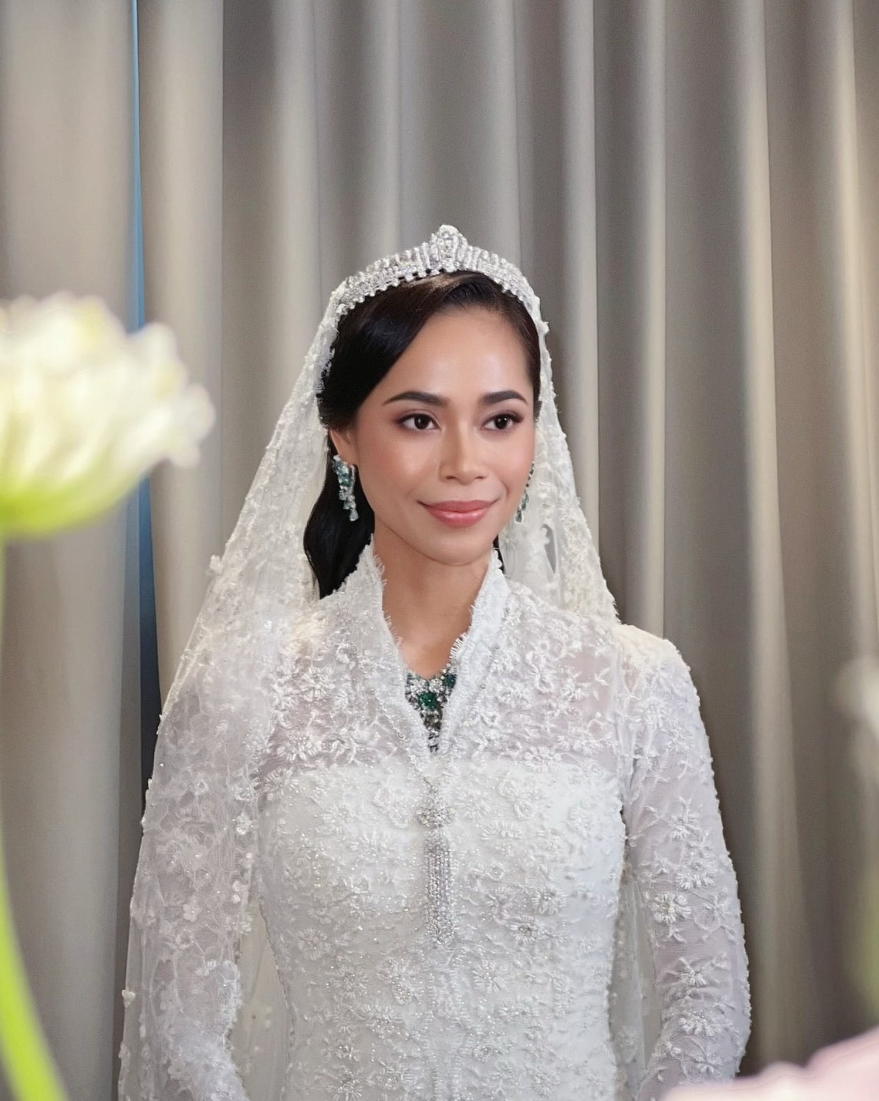 C&ocirc;ng ch&uacute;a Malaysia cưới chồng, thay liền 2 vương miện kim cương: C&oacute; m&oacute;n trang sức hơn 100 năm tuổi được mẹ kế trao lại- Ảnh 2.
