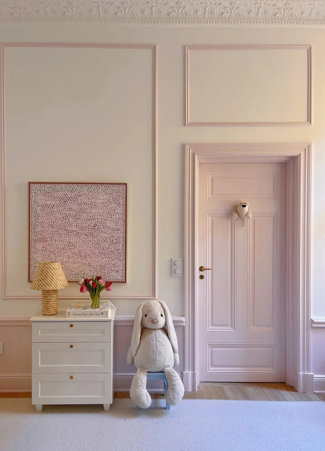 Căn nh&agrave; gam pastel của nữ thiết kế Thụy Điển kh&ocirc;ng hề "b&aacute;nh b&egrave;o": Nhiều m&agrave;u nhưng vẫn sang đến từng chi tiết - Ảnh 4.