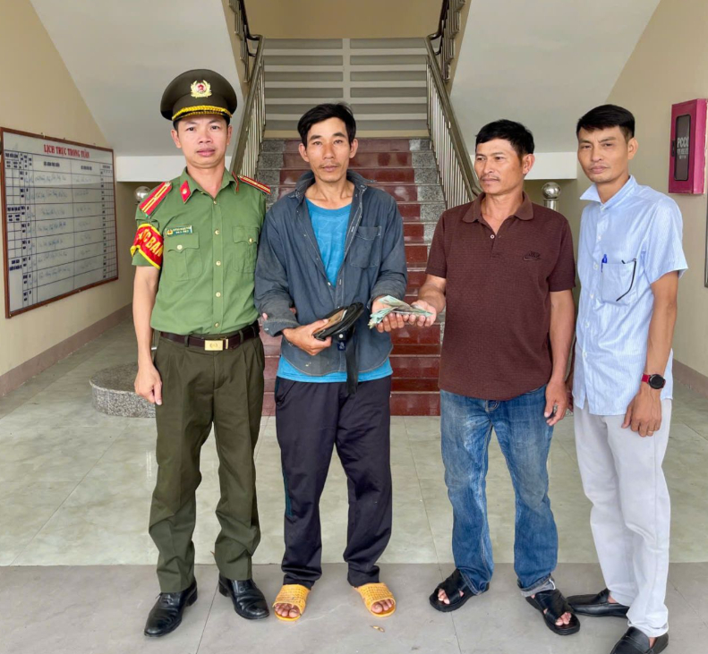 C&ocirc;ng an x&aacute;c minh số tiền 22.065.000 đồng do người d&acirc;n giao nộp, Nguyễn Đ&igrave;nh Truyền SN 1984 được mời tới l&agrave;m việc- Ảnh 1.