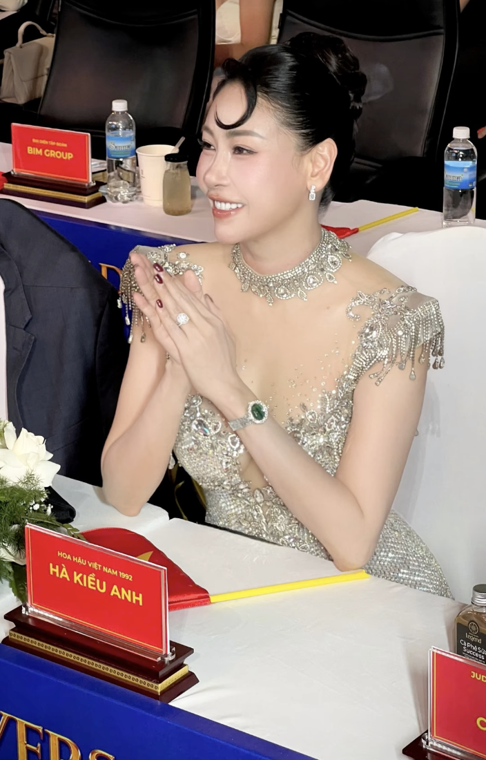 Thảm xanh Miss World 2026: Đỗ Mỹ Linh kh&iacute; chất ngời ngời đọ sắc Lương Thuỳ Linh, Tiểu Vy xuất hiện như nữ thần - Ảnh 4.