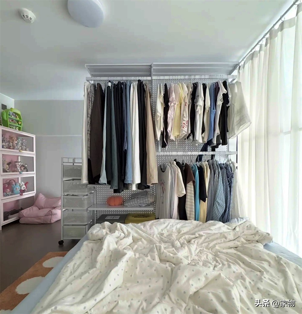 Căn hộ 35m&sup2; g&acirc;y sốt v&igrave; tận dụng trần cao 4,3m l&agrave;m g&aacute;c lửng: Nh&igrave;n cửa sổ kịch trần mới hiểu v&igrave; sao nh&agrave; nhỏ vẫn tho&aacute;ng- Ảnh 9.