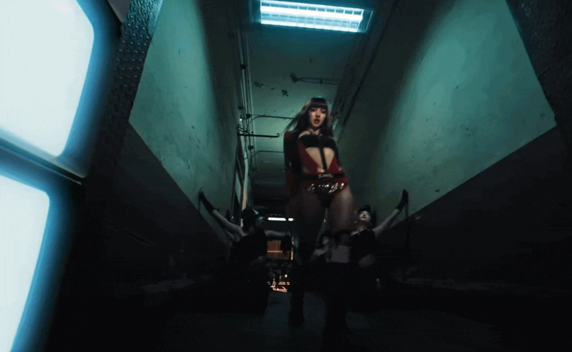 70.8 triệu lượt xem video biến Bangkok th&agrave;nh s&agrave;n catwalk v&agrave; l&yacute; do Lisa vẫn l&agrave; th&agrave;nh vi&ecirc;n hot nhất BLACKPINK - Ảnh 5.