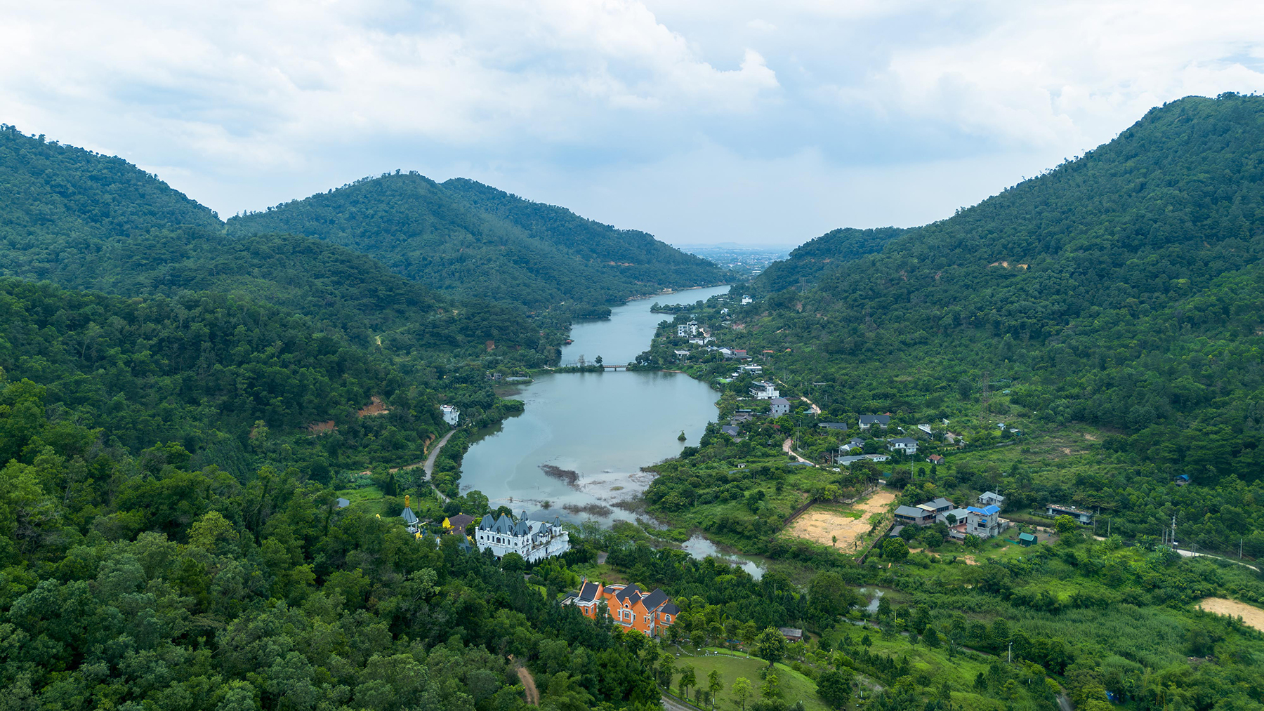 To&agrave;n cảnh hồ Đồng Đ&ograve;: Loạt villa, homestay cửa đ&oacute;ng then c&agrave;i trước đợt ph&aacute; dỡ- Ảnh 1.