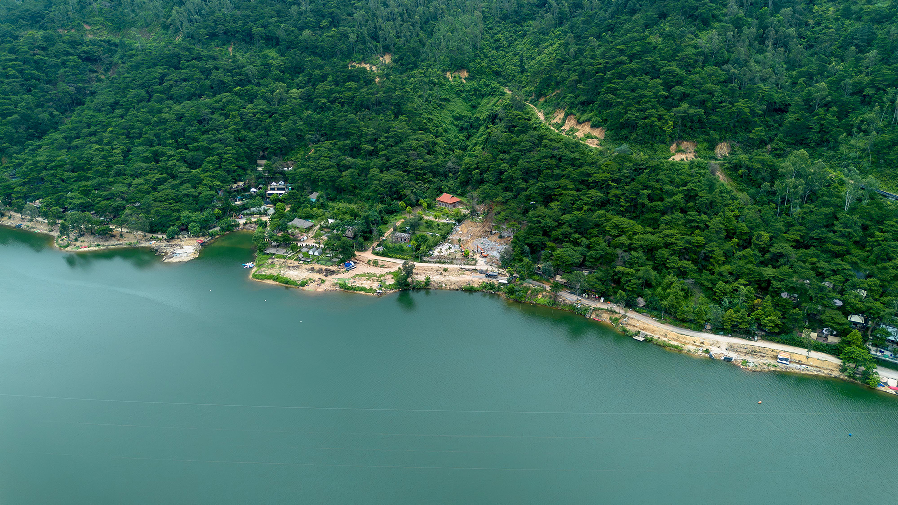To&agrave;n cảnh hồ Đồng Đ&ograve;: Loạt villa, homestay cửa đ&oacute;ng then c&agrave;i trước đợt ph&aacute; dỡ- Ảnh 2.