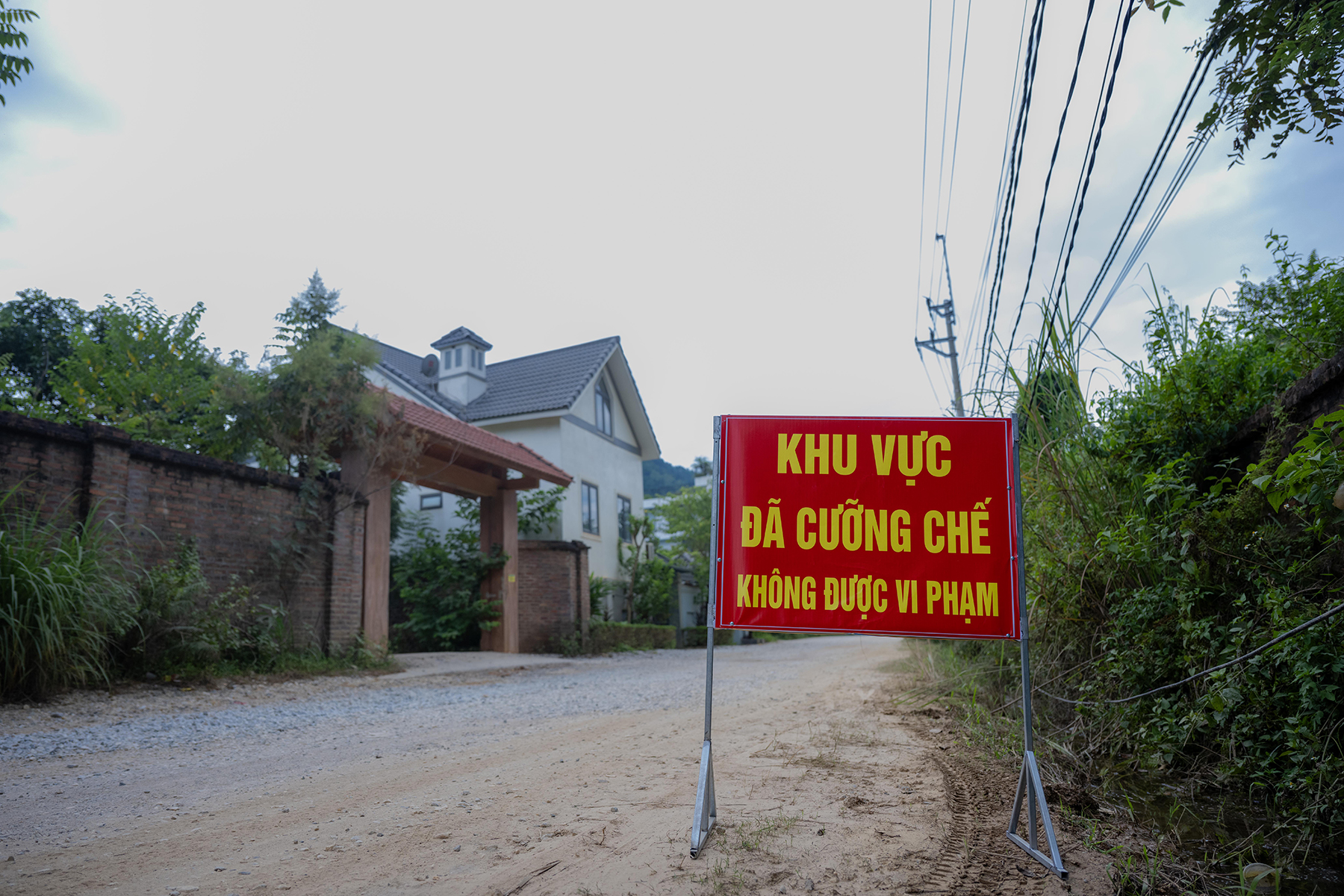 To&agrave;n cảnh hồ Đồng Đ&ograve;: Loạt villa, homestay cửa đ&oacute;ng then c&agrave;i trước đợt ph&aacute; dỡ- Ảnh 4.