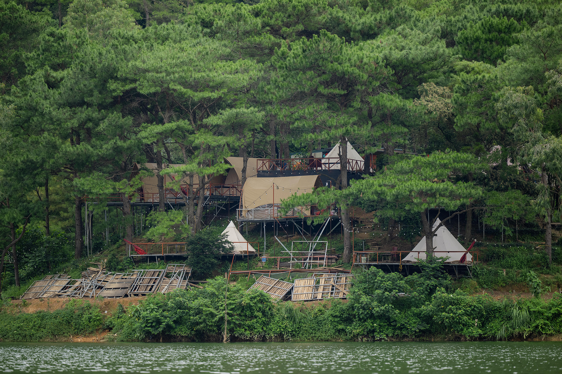 To&agrave;n cảnh hồ Đồng Đ&ograve;: Loạt villa, homestay cửa đ&oacute;ng then c&agrave;i trước đợt ph&aacute; dỡ- Ảnh 10.
