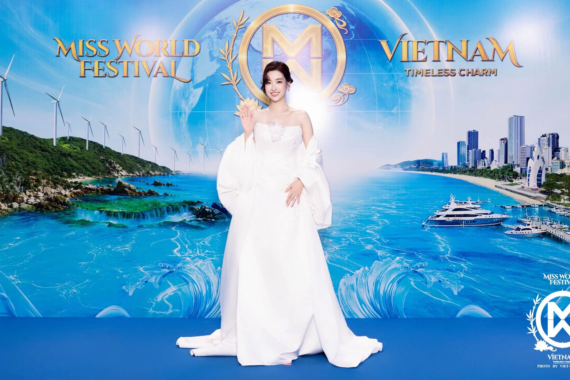 Thảm xanh Miss World 2026: Đỗ Mỹ Linh kh&iacute; chất ngời ngời đọ sắc Lương Thuỳ Linh, Tiểu Vy xuất hiện như nữ thần - Ảnh 1.