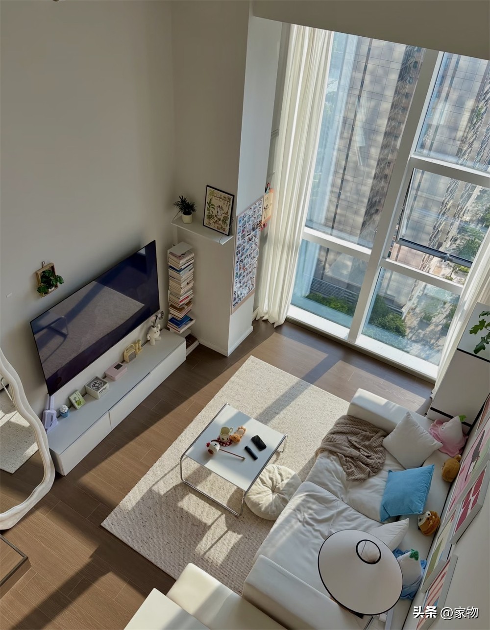 Căn hộ 35m&sup2; g&acirc;y sốt v&igrave; tận dụng trần cao 4,3m l&agrave;m g&aacute;c lửng: Nh&igrave;n cửa sổ kịch trần mới hiểu v&igrave; sao nh&agrave; nhỏ vẫn tho&aacute;ng- Ảnh 4.