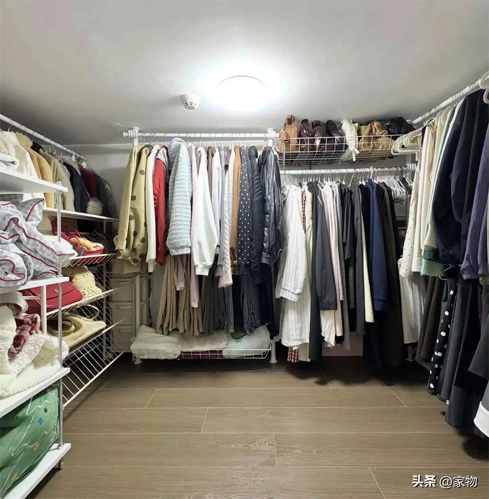 Căn hộ 35m&sup2; g&acirc;y sốt v&igrave; tận dụng trần cao 4,3m l&agrave;m g&aacute;c lửng: Nh&igrave;n cửa sổ kịch trần mới hiểu v&igrave; sao nh&agrave; nhỏ vẫn tho&aacute;ng- Ảnh 8.