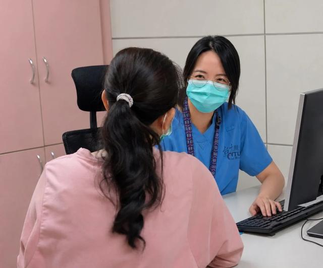 Người phụ nữ 65 tuổi giỏi t&agrave;i ch&iacute;nh đột nhi&ecirc;n nh&igrave;n h&oacute;a đơn kh&ocirc;ng hiểu, kh&ocirc;ng hiểu những c&acirc;u chuyện cười, kết quả kh&aacute;m khiến ai cũng bất ngờ- Ảnh 4.