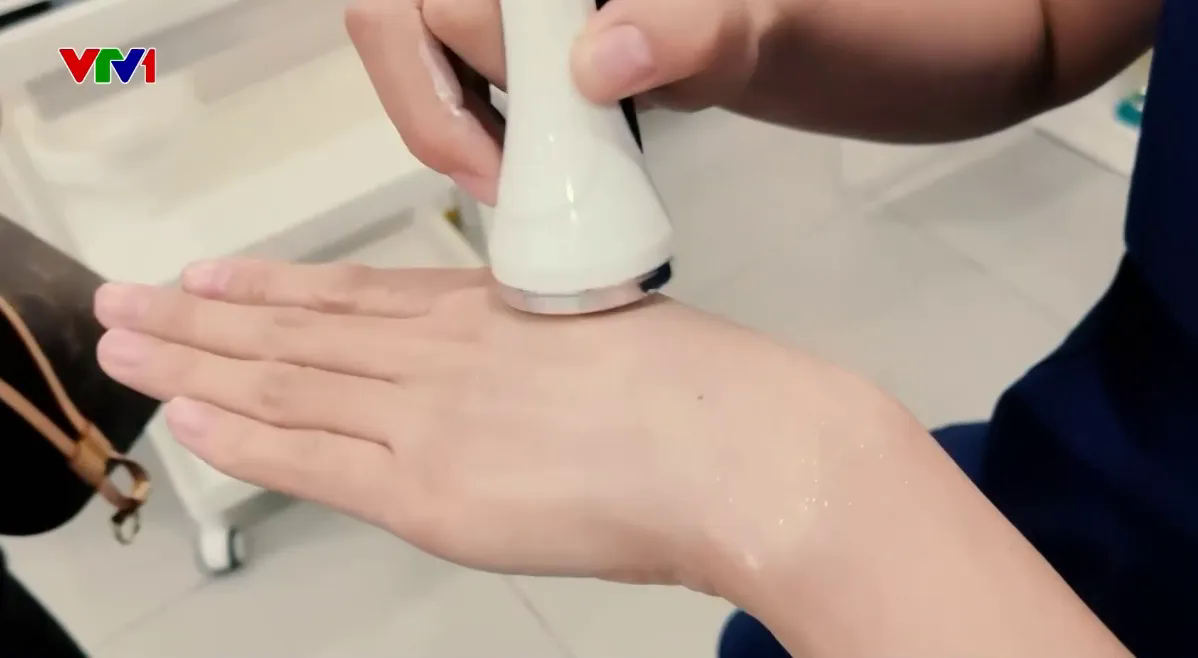 &ldquo;Tiền mất, tật mang&rdquo; sau khi trải nghiệm dịch vụ l&agrave;m trắng da- Ảnh 2.