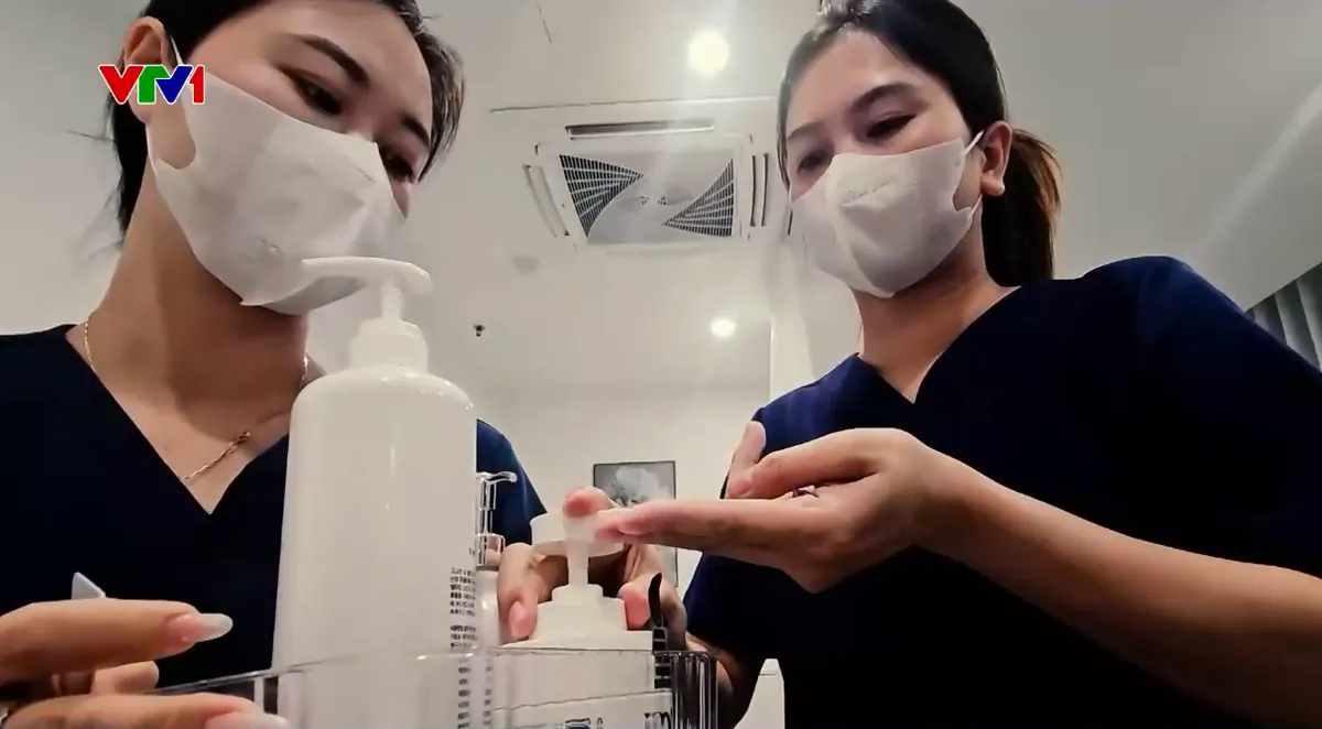 &ldquo;Tiền mất, tật mang&rdquo; sau khi trải nghiệm dịch vụ l&agrave;m trắng da- Ảnh 1.