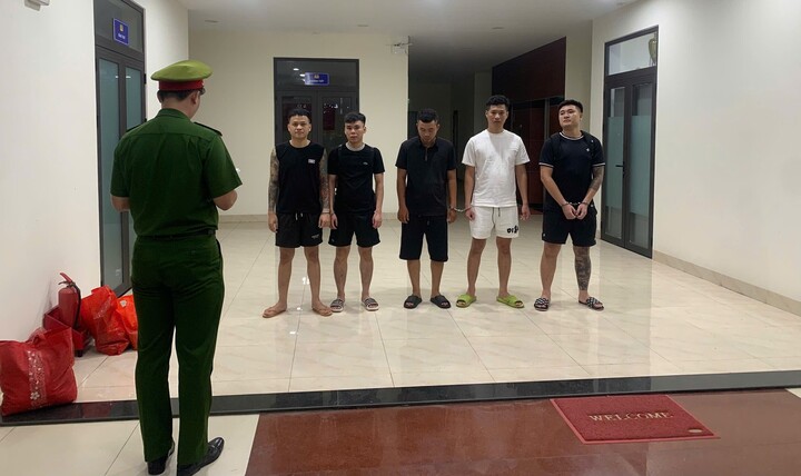 Ph&aacute; đường d&acirc;y d&ugrave;ng h&igrave;nh ảnh, video của Huấn Hoa Hồng để quảng c&aacute;o cho vay tiền- Ảnh 1.