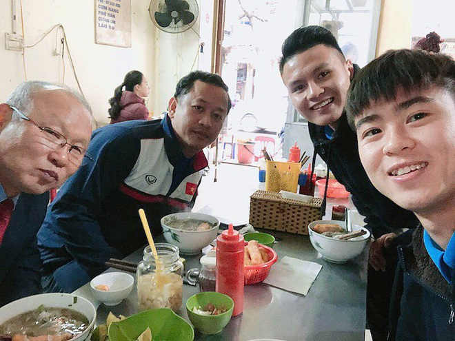 HLV Park Hang Seo v&agrave; loạt bữa ăn ngập m&oacute;n Việt- Ảnh 5.