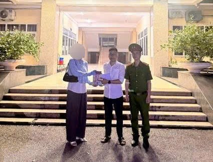 C&ocirc;ng an x&aacute;c minh 1 tỷ tiền mặt c&ugrave;ng nhiều giấy tờ tại qu&aacute;n c&agrave; ph&ecirc; ở H&agrave; Nội: Một người phụ nữ được mời l&ecirc;n l&agrave;m việc- Ảnh 1.