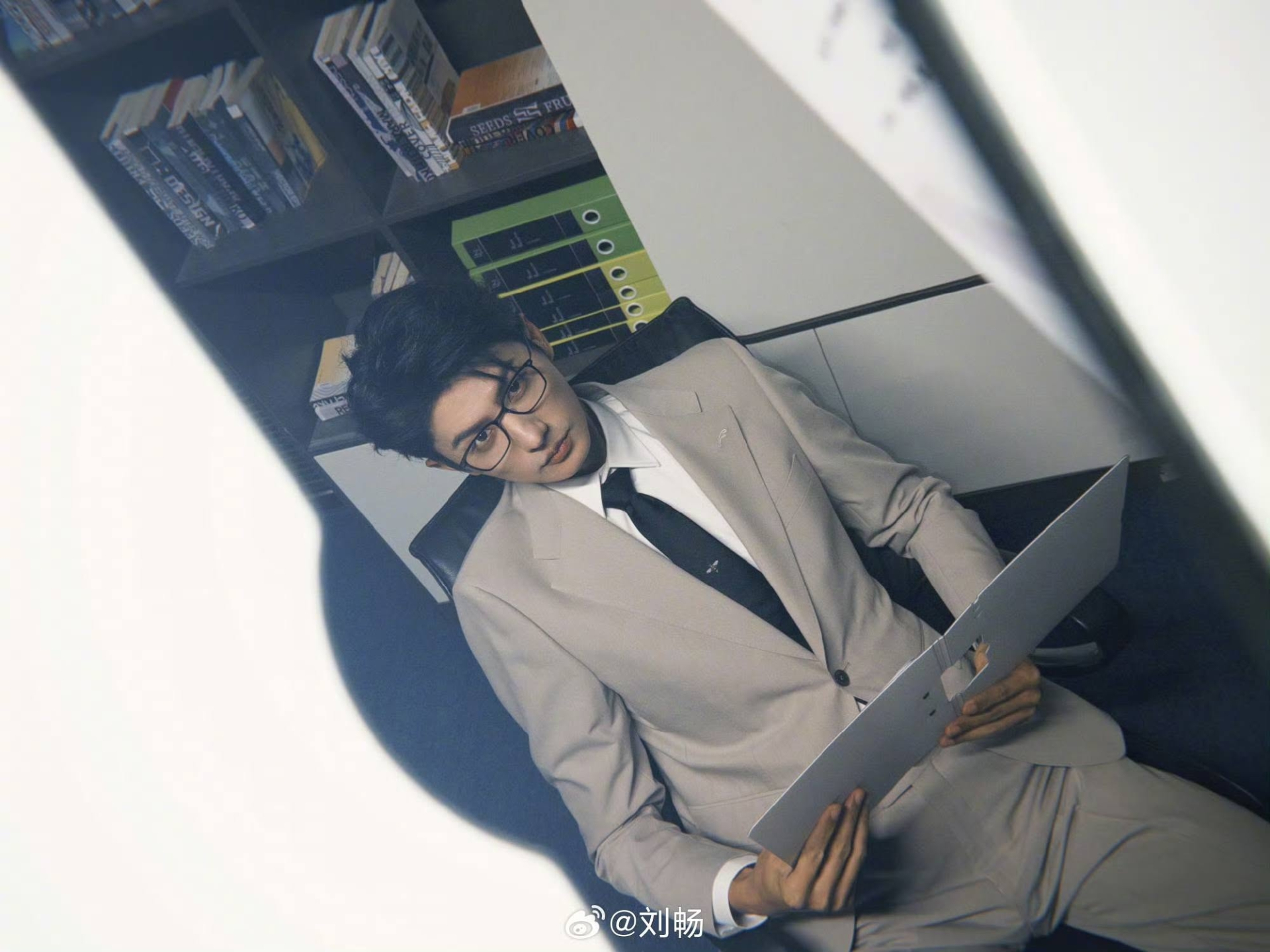 Nam ch&iacute;nh Đầu Xu&acirc;n Tươi S&aacute;ng l&agrave; hắc m&atilde; ho&agrave;ng tử, c&ograve;n đ&acirc;y l&agrave; bạch m&atilde; ho&agrave;ng tử: Visual U40 nh&igrave;n sốc l&ecirc;n sốc xuống- Ảnh 1.