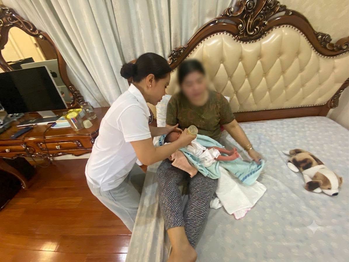 Người phụ nữ che k&iacute;n mặt bỏ lại b&eacute; trai 5 ng&agrave;y tuổi trước cửa nh&agrave; k&egrave;m l&aacute; thư: "Mẹ xin lỗi, sinh ra con m&agrave; kh&ocirc;ng nu&ocirc;i được con&rdquo;- Ảnh 1.