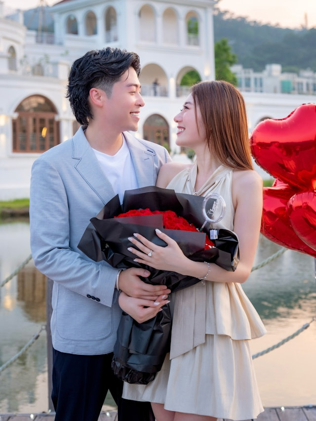 Hỷ sự showbiz: N&agrave;ng hậu đăng quang năm 2019 vừa được cầu h&ocirc;n, nửa kia l&agrave; "th&aacute;i tử đế chế giải tr&iacute;" trăm tỷ- Ảnh 6.
