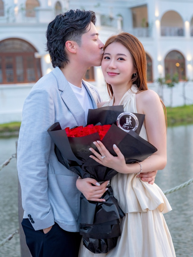 Hỷ sự showbiz: N&agrave;ng hậu đăng quang năm 2019 vừa được cầu h&ocirc;n, nửa kia l&agrave; "th&aacute;i tử đế chế giải tr&iacute;" trăm tỷ- Ảnh 5.