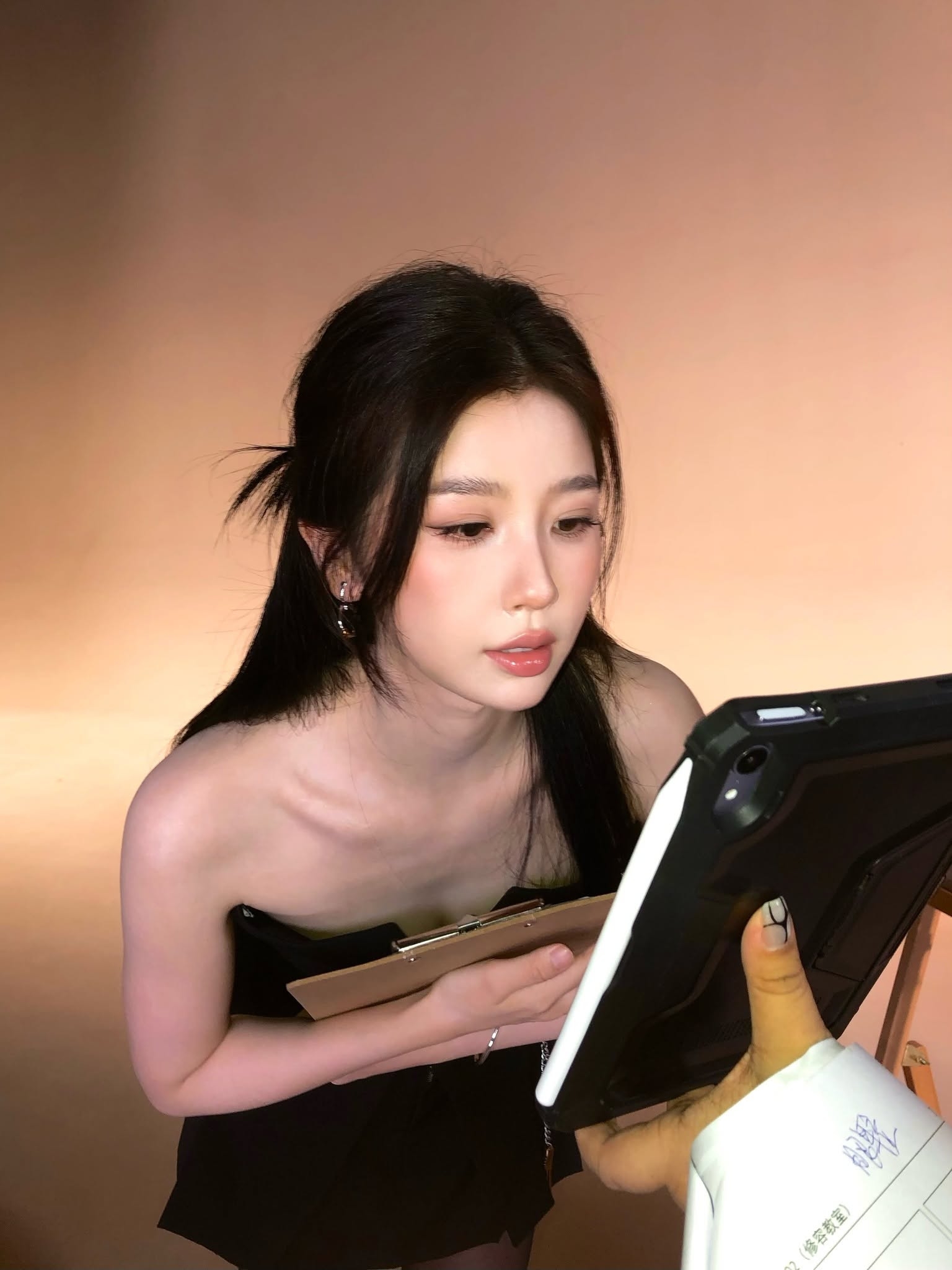 Đ&ecirc;m h&ocirc;m lướt thấy mỹ nh&acirc;n n&agrave;y chỉ c&oacute; 100% mất ngủ: Đ&atilde; quần tất đen c&ograve;n gi&agrave;y cao g&oacute;t, sexy kh&ocirc;ng ai bằng- Ảnh 7.