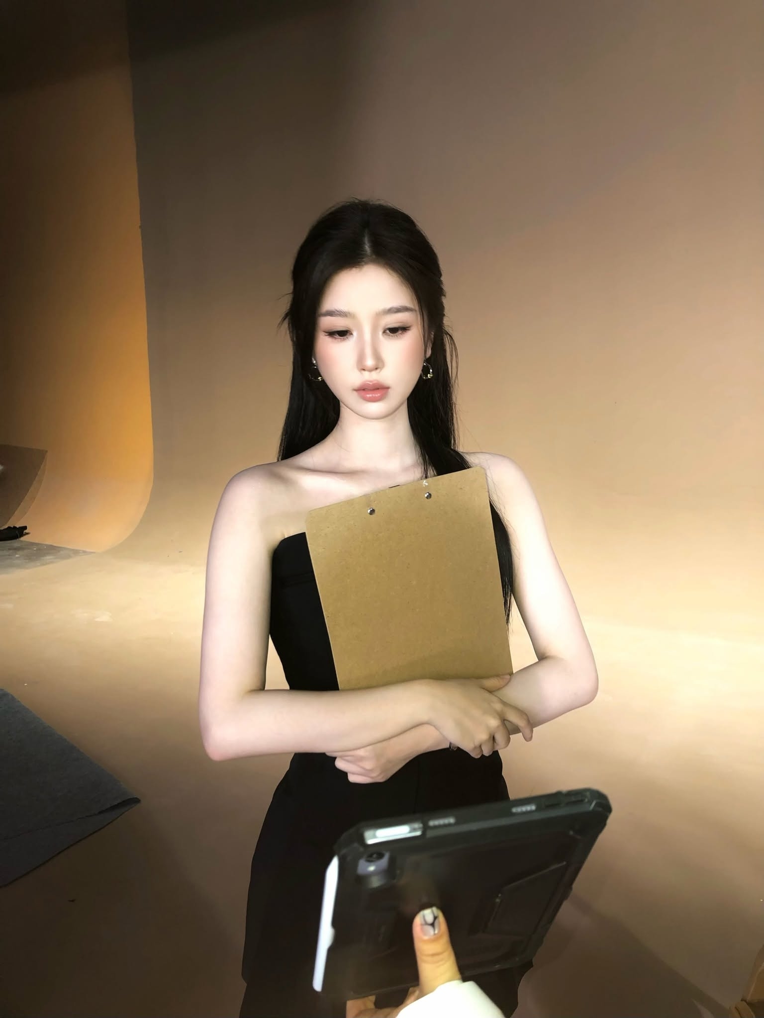 Đ&ecirc;m h&ocirc;m lướt thấy mỹ nh&acirc;n n&agrave;y chỉ c&oacute; 100% mất ngủ: Đ&atilde; quần tất đen c&ograve;n gi&agrave;y cao g&oacute;t, sexy kh&ocirc;ng ai bằng- Ảnh 3.
