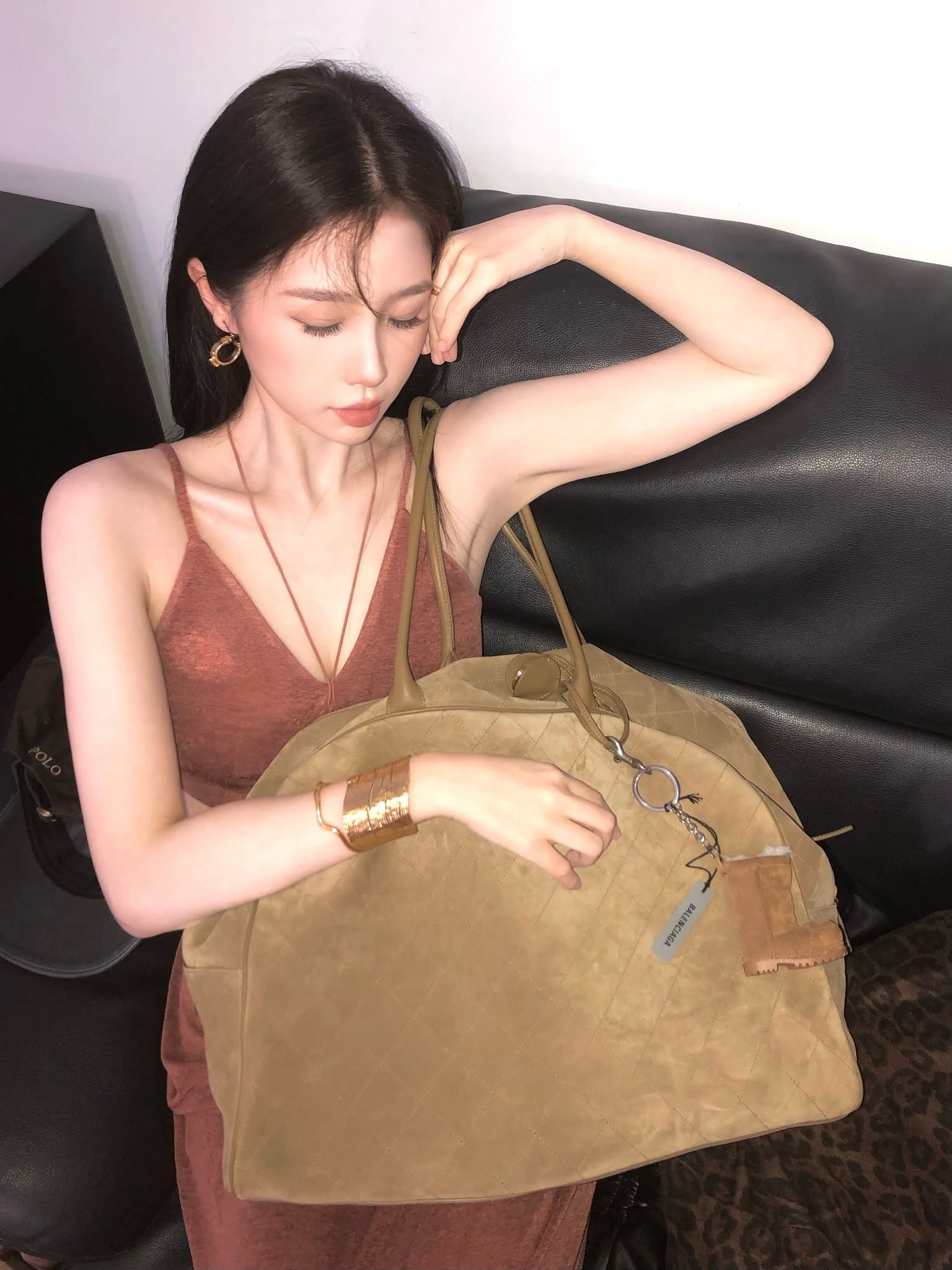 Đ&ecirc;m h&ocirc;m lướt thấy mỹ nh&acirc;n n&agrave;y chỉ c&oacute; 100% mất ngủ: Đ&atilde; quần tất đen c&ograve;n gi&agrave;y cao g&oacute;t, sexy kh&ocirc;ng ai bằng- Ảnh 5.