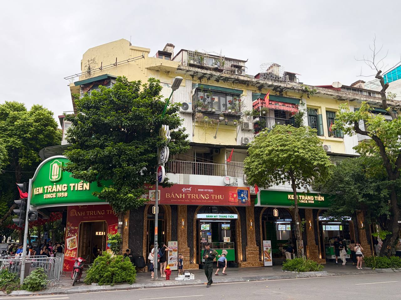 Chưa kịp buồn v&igrave; 35 Tr&agrave;ng Tiền đ&oacute;ng cửa đ&atilde; ph&aacute;t hiện chỗ mới chỉ c&aacute;ch 260m, c&ograve;n b&aacute;n d&ograve;ng kem gi&aacute; đắt gấp ba- Ảnh 2.