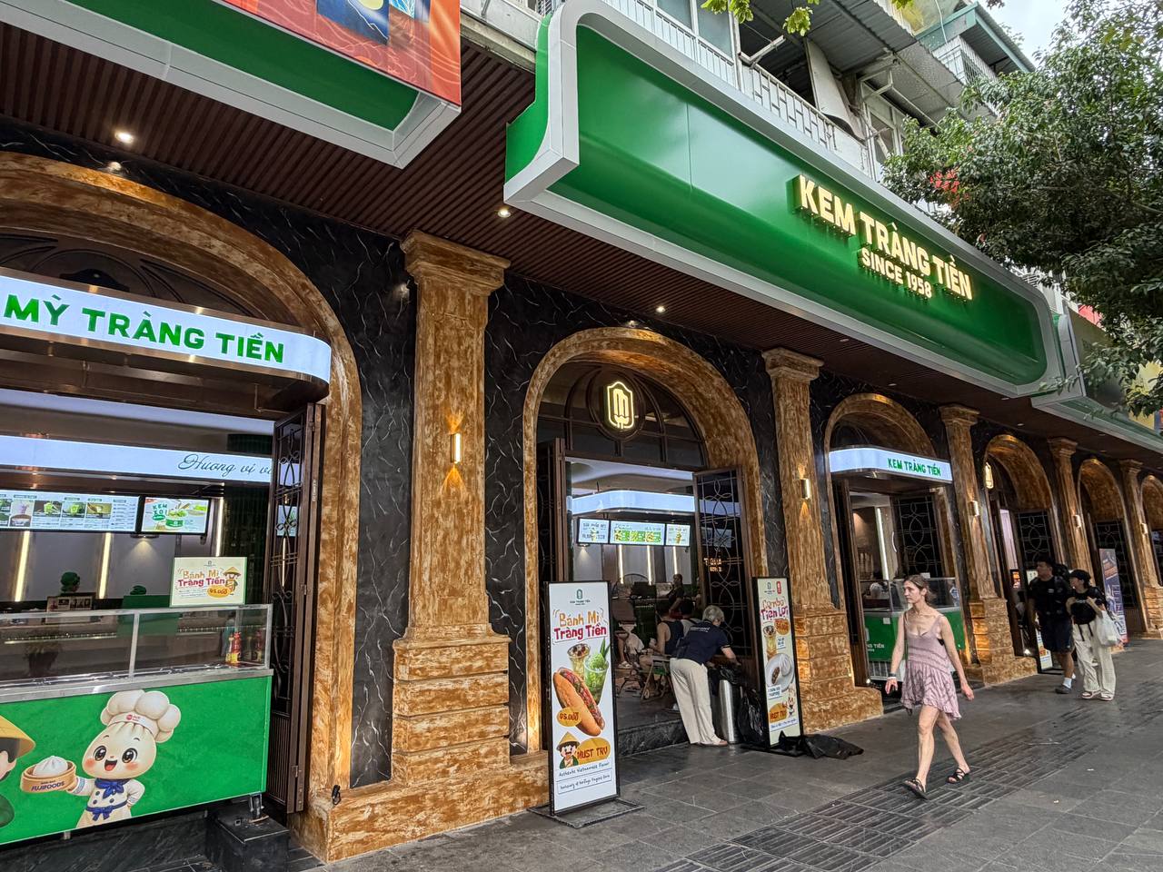 Chưa kịp buồn v&igrave; 35 Tr&agrave;ng Tiền đ&oacute;ng cửa đ&atilde; ph&aacute;t hiện chỗ mới chỉ c&aacute;ch 260m, c&ograve;n b&aacute;n d&ograve;ng kem gi&aacute; đắt gấp ba- Ảnh 3.