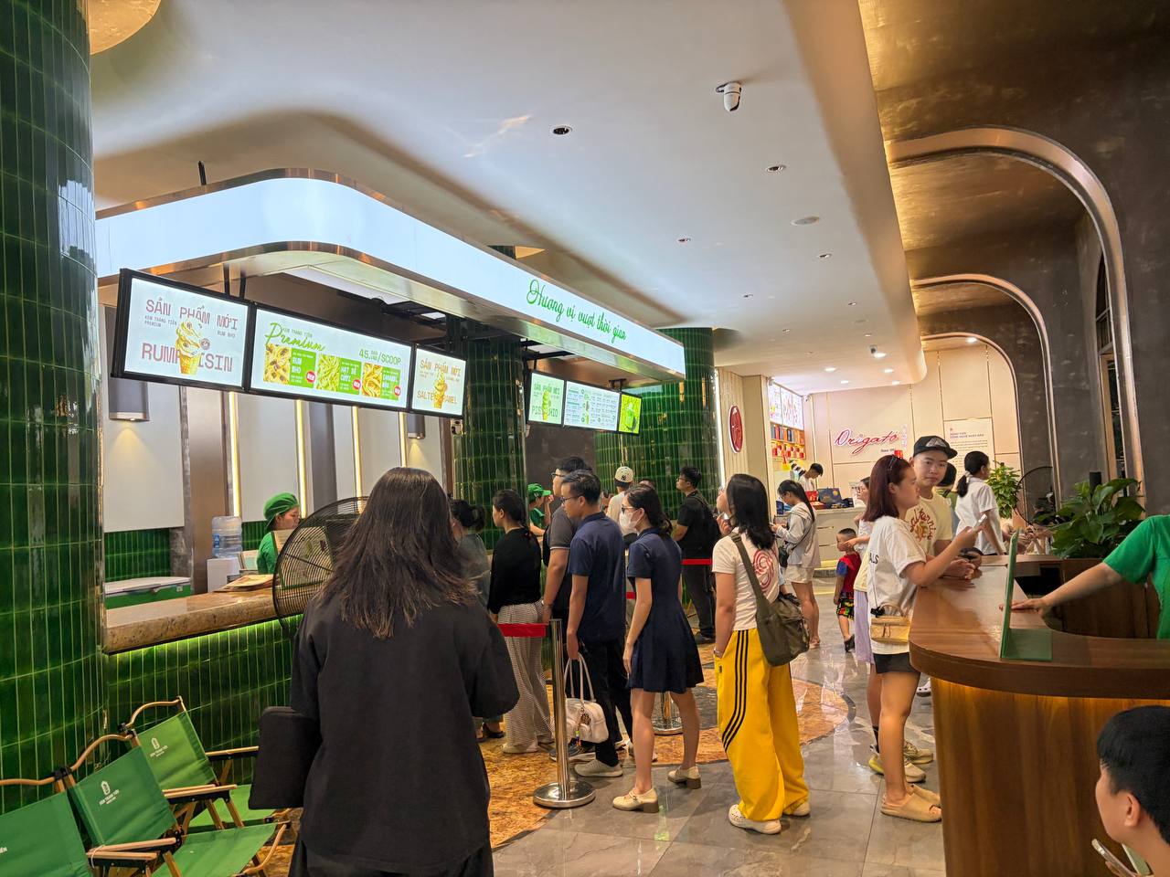 Chưa kịp buồn v&igrave; 35 Tr&agrave;ng Tiền đ&oacute;ng cửa đ&atilde; ph&aacute;t hiện chỗ mới chỉ c&aacute;ch 260m, c&ograve;n b&aacute;n d&ograve;ng kem gi&aacute; đắt gấp ba- Ảnh 6.