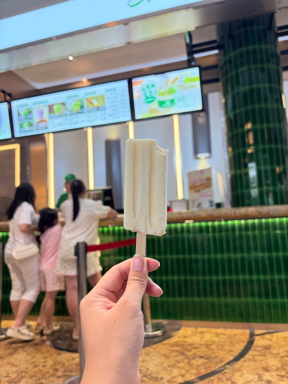 Chưa kịp buồn v&igrave; 35 Tr&agrave;ng Tiền đ&oacute;ng cửa đ&atilde; ph&aacute;t hiện chỗ mới chỉ c&aacute;ch 260m, c&ograve;n b&aacute;n d&ograve;ng kem gi&aacute; đắt gấp ba- Ảnh 15.