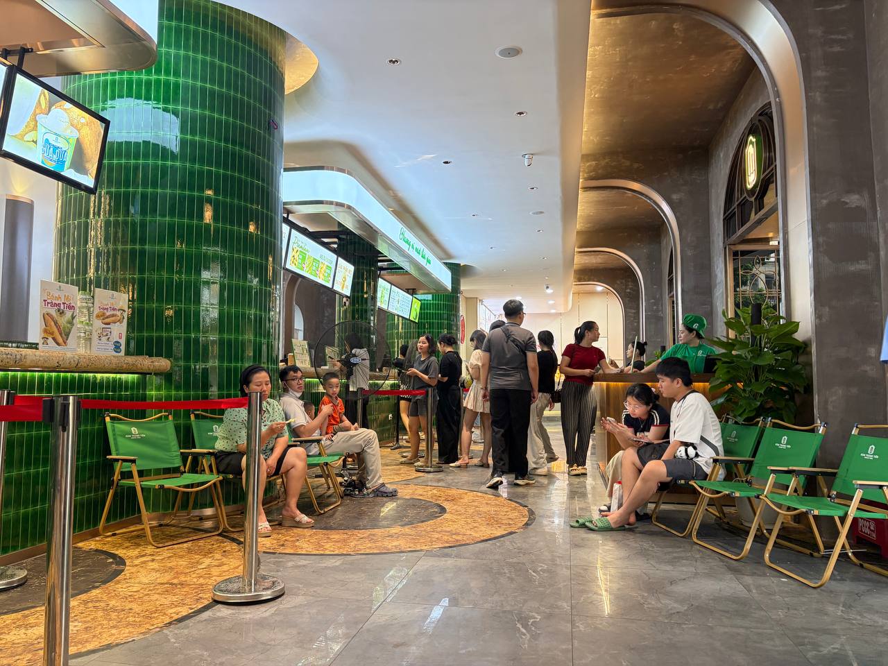 Chưa kịp buồn v&igrave; 35 Tr&agrave;ng Tiền đ&oacute;ng cửa đ&atilde; ph&aacute;t hiện chỗ mới chỉ c&aacute;ch 260m, c&ograve;n b&aacute;n d&ograve;ng kem gi&aacute; đắt gấp ba- Ảnh 13.