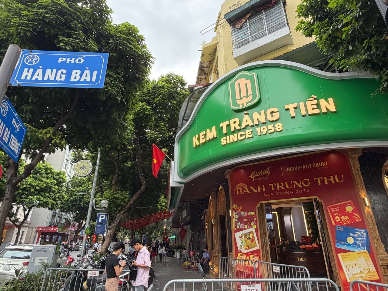 Chưa kịp buồn v&igrave; 35 Tr&agrave;ng Tiền đ&oacute;ng cửa đ&atilde; ph&aacute;t hiện chỗ mới chỉ c&aacute;ch 260m, c&ograve;n b&aacute;n d&ograve;ng kem gi&aacute; đắt gấp ba- Ảnh 5.