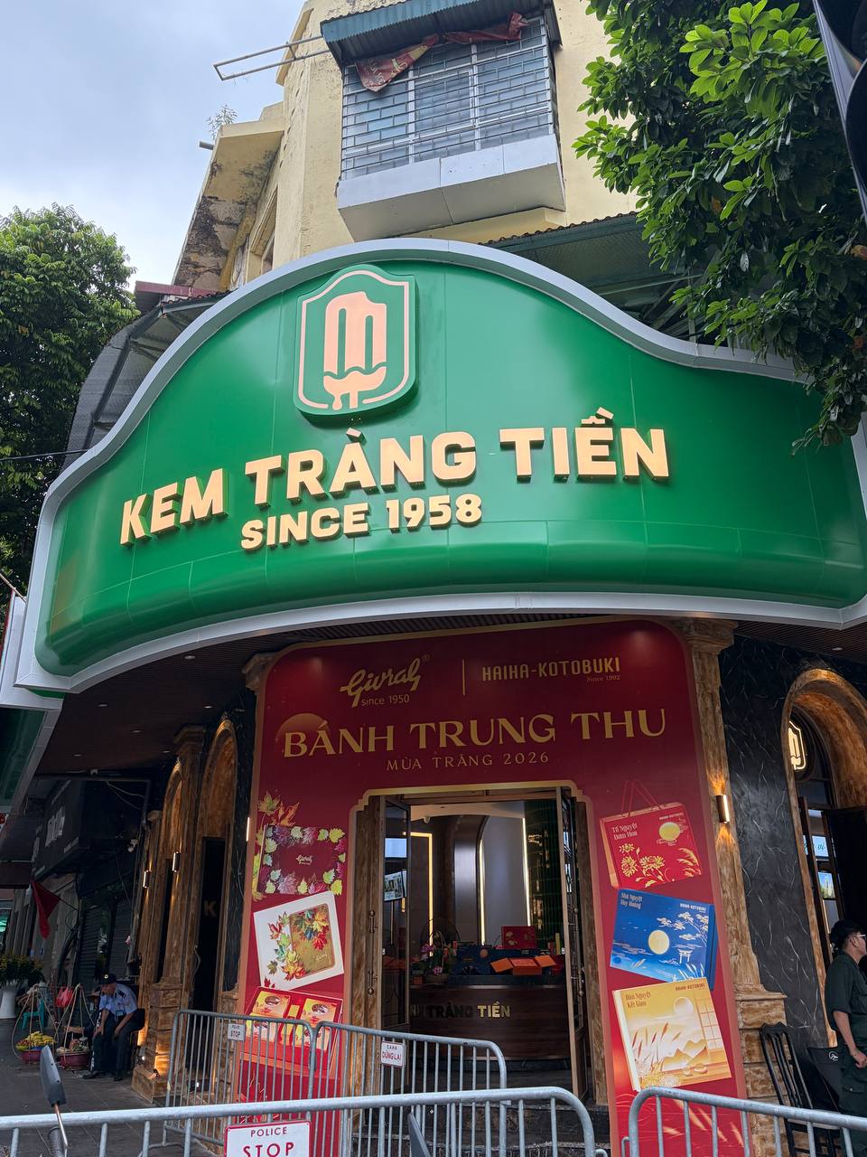 Chưa kịp buồn v&igrave; 35 Tr&agrave;ng Tiền đ&oacute;ng cửa đ&atilde; ph&aacute;t hiện chỗ mới chỉ c&aacute;ch 260m, c&ograve;n b&aacute;n d&ograve;ng kem gi&aacute; đắt gấp ba- Ảnh 18.