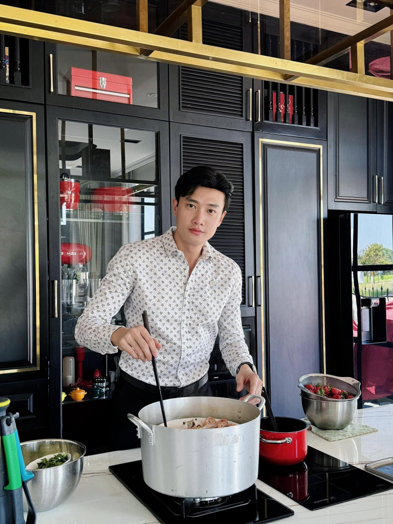 Nam diễn vi&ecirc;n đ&igrave;nh đ&aacute;m qu&ecirc; Cần Thơ đi b&aacute;n m&igrave; ở khắp TP.HCM- Ảnh 2.