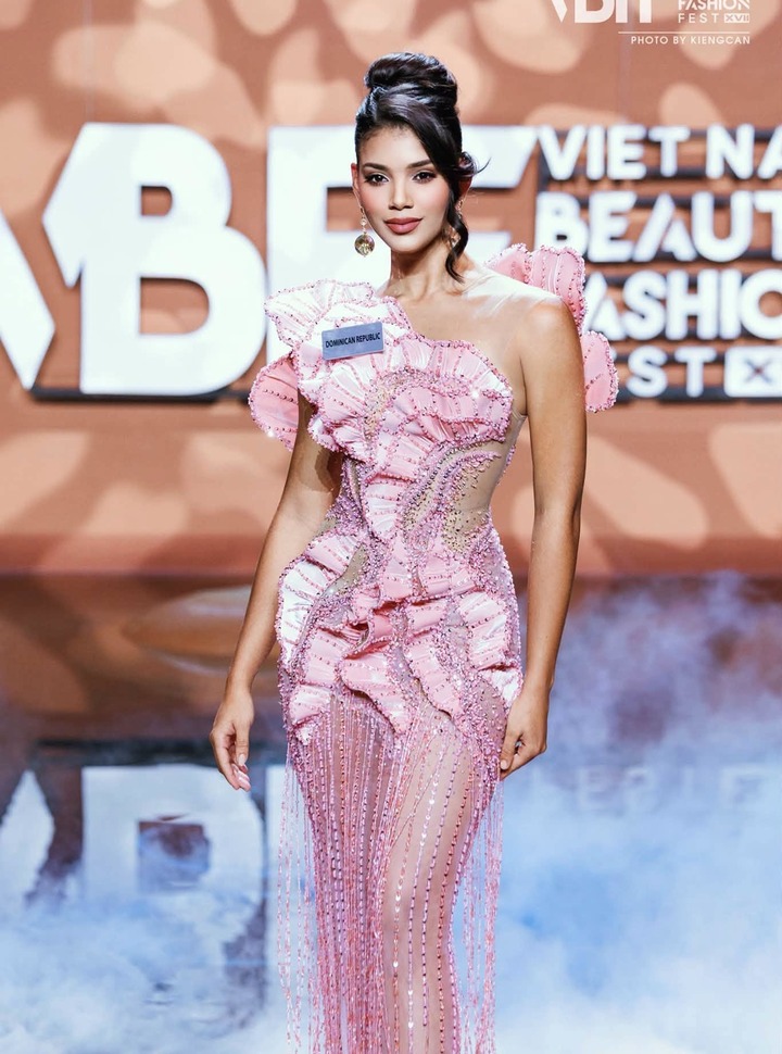 Sắc v&oacute;c cuốn h&uacute;t của t&acirc;n Miss World 2026 Joheirry Mola- Ảnh 10.