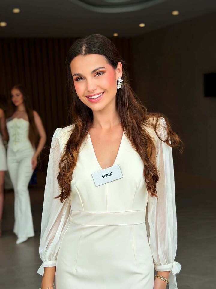 &Aacute; hậu 1 Miss World 2026 đẹp gợi cảm, học vấn tốt, l&agrave; hậu duệ b&aacute; tước Thụy Điển- Ảnh 3.