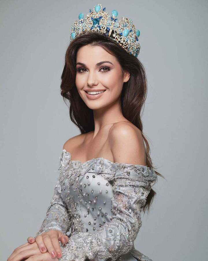 &Aacute; hậu 1 Miss World 2026 đẹp gợi cảm, học vấn tốt, l&agrave; hậu duệ b&aacute; tước Thụy Điển- Ảnh 4.