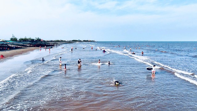 Kh&ocirc;ng phải Hạ Long, C&aacute;t B&agrave;, miền Bắc c&oacute; b&atilde;i biển d&agrave;i hơn 7km nhiều người chưa biết: Ở tỉnh vừa đ&oacute;n gần 20 triệu lượt kh&aacute;ch, đang chờ ng&agrave;y "lột x&aacute;c" th&agrave;nh thi&ecirc;n đường- Ảnh 2.