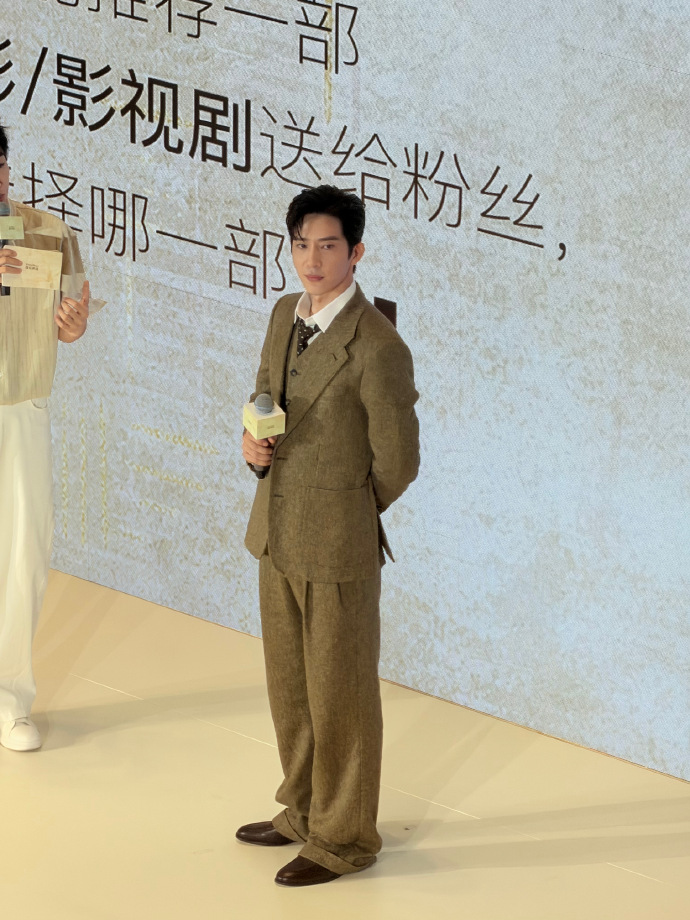 Cho&aacute;ng v&aacute;ng trước biển người bao v&acirc;y TTTM để xem nhan sắc thật của "tổng t&agrave;i bad boy" hot nhất hiện nay- Ảnh 5.