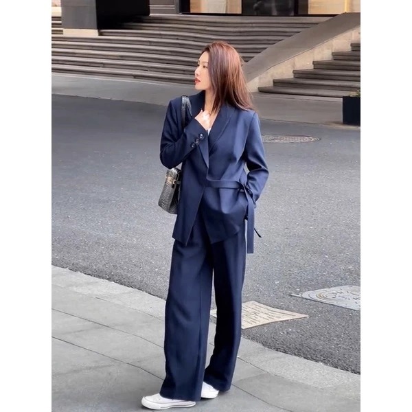 Blazer c&oacute; đai buộc: Mảnh gh&eacute;p old money gi&uacute;p diện mạo đầu thu th&ecirc;m kh&iacute; chất - Ảnh 4.
