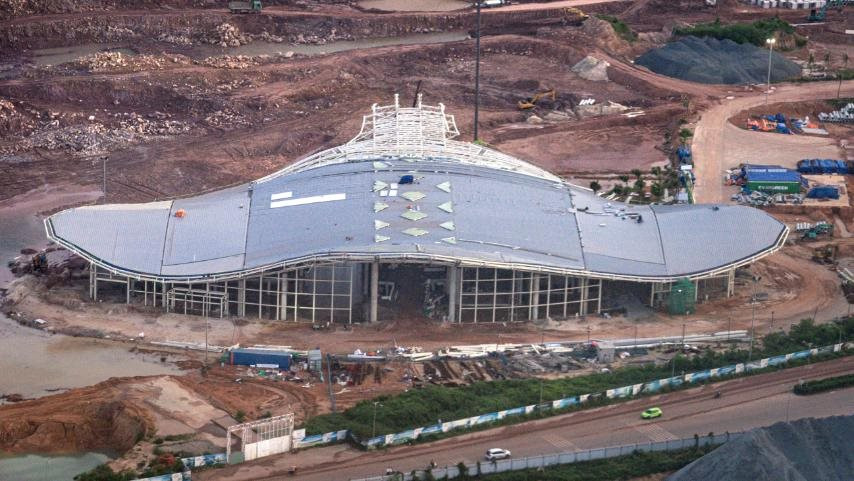 Việt Nam sắp ho&agrave;n th&agrave;nh c&ocirc;ng tr&igrave;nh VIP để đ&oacute;n c&aacute;c nguy&ecirc;n thủ: S&agrave;n 8.500m2, d&ugrave;ng lượng nh&ocirc;m tương đương hơn 150 tấn, m&aacute;i được v&iacute; như &ldquo;đại b&agrave;ng biển bằng th&eacute;p&rdquo;- Ảnh 1.