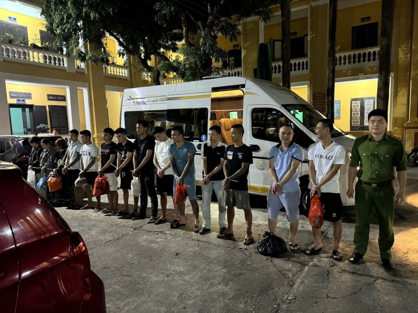 C&ocirc;ng an kiểm tra c&aacute;c qu&aacute;n karaoke, bắt khẩn cấp 4 m&ocirc;i giới - Ảnh 1.