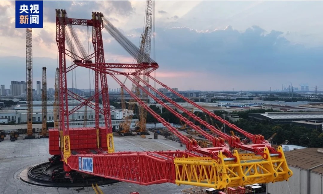 Ph&aacute;t hiện một chiếc cần cẩu khổng lồ c&oacute; tổng sức n&acirc;ng 14.000 tấn vừa rời nh&agrave; m&aacute;y, sẵn s&agrave;ng thực hiện một nhiệm vụ đặc biệt - Ảnh 2.