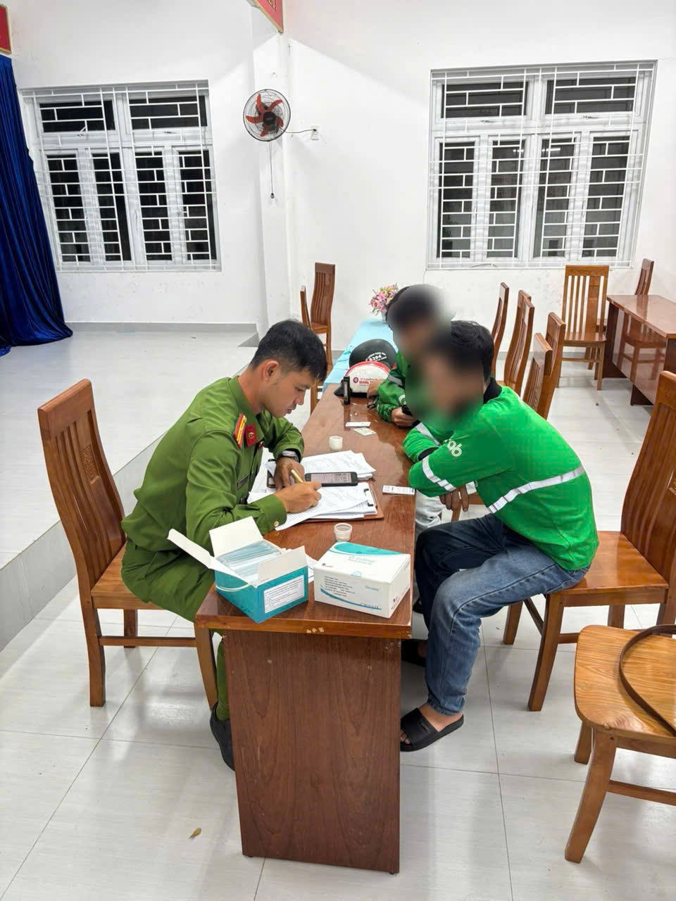 C&ocirc;ng an đồng loạt kiểm tra h&agrave;ng chục t&agrave;i xế c&ocirc;ng nghệ l&uacute;c 22h - Ảnh 1.
