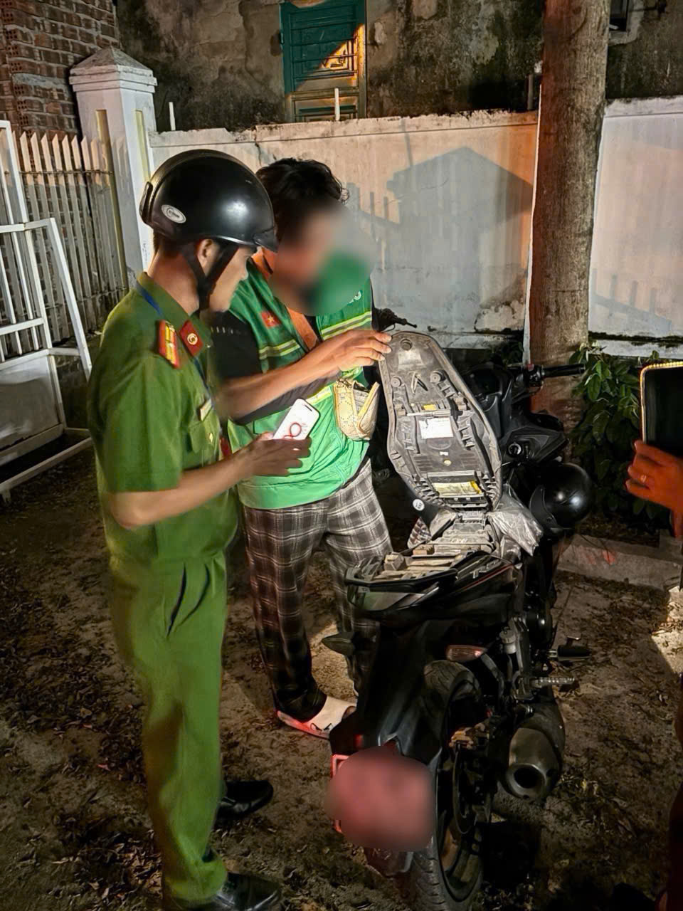 C&ocirc;ng an đồng loạt kiểm tra h&agrave;ng chục t&agrave;i xế c&ocirc;ng nghệ l&uacute;c 22h - Ảnh 2.